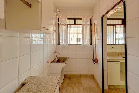 Casa à venda com 4 quartos, 300m² em Heliópolis, Belo Horizonte