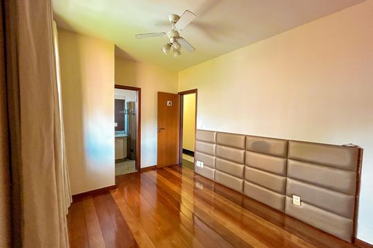 Casa à venda com 4 quartos, 300m² em Heliópolis, Belo Horizonte