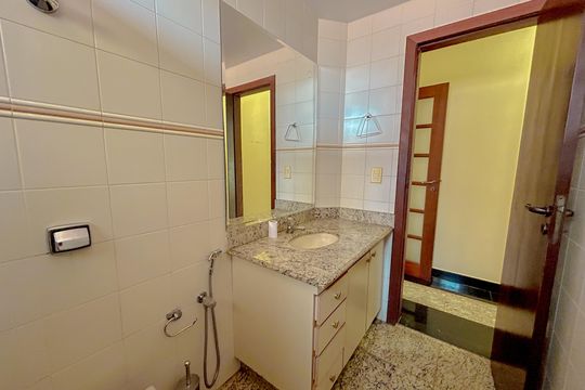 Casa à venda com 4 quartos, 300m² em Heliópolis, Belo Horizonte