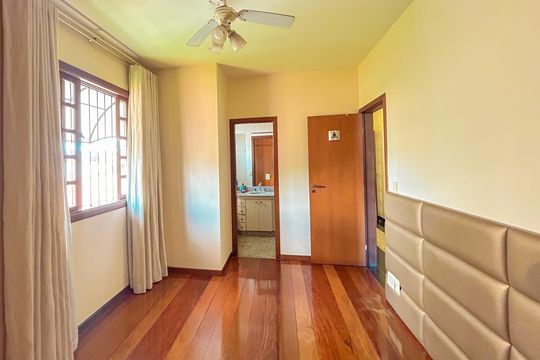 Casa à venda com 4 quartos, 300m² em Heliópolis, Belo Horizonte