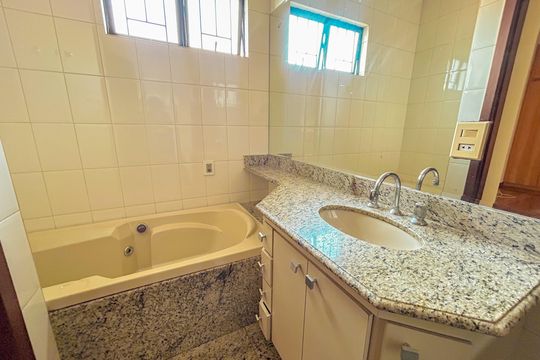 Casa à venda com 4 quartos, 300m² em Heliópolis, Belo Horizonte