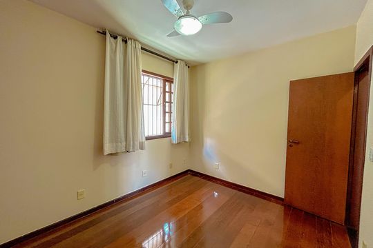 Casa à venda com 4 quartos, 300m² em Heliópolis, Belo Horizonte
