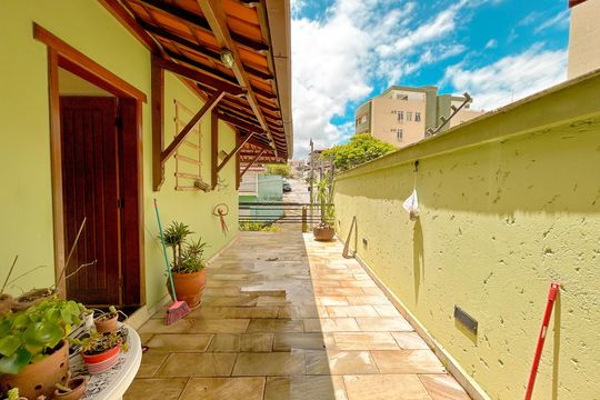 Casa à venda com 4 quartos, 300m² em Heliópolis, Belo Horizonte
