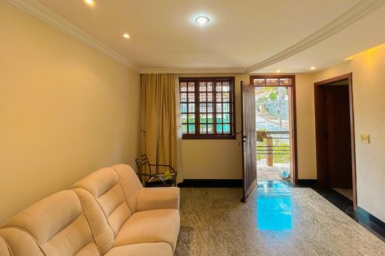 Casa à venda com 4 quartos, 300m² em Heliópolis, Belo Horizonte