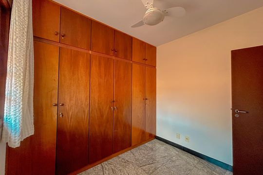 Casa à venda com 4 quartos, 300m² em Heliópolis, Belo Horizonte