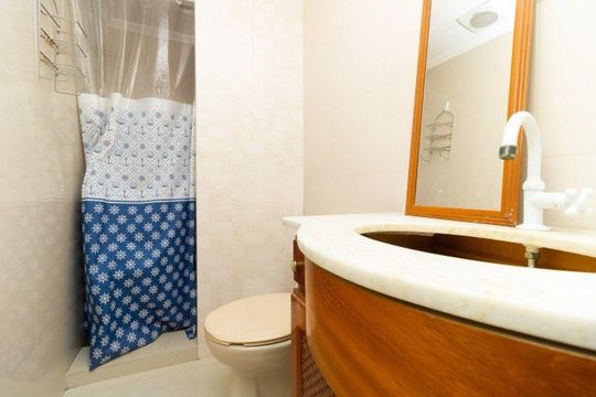 Banheiro de apartamento para alugar com 1 quarto, 55m² em Humaitá, Porto Alegre