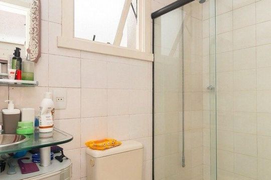 Banheiro  de apartamento para alugar com 2 quartos, 84m² em Santo Antônio, Porto Alegre