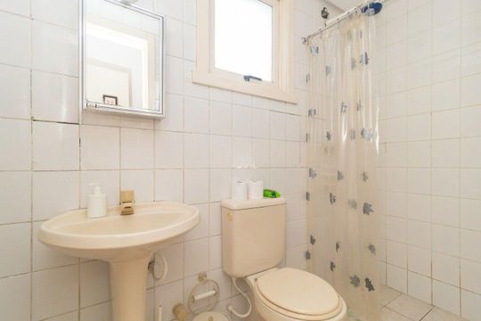 Banheiro  de apartamento para alugar com 2 quartos, 84m² em Santo Antônio, Porto Alegre