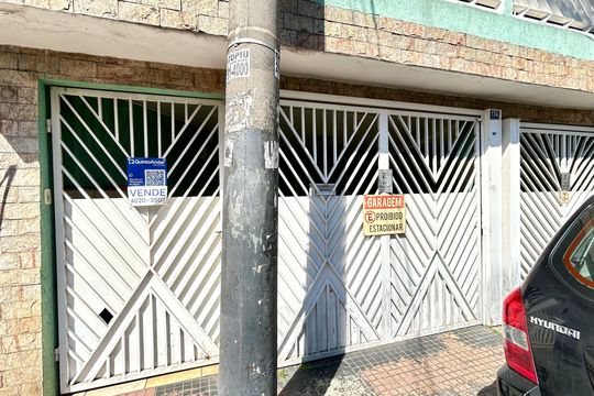Placa instalada na fachada do imóvel de casa à venda com 2 quartos, 168m² em Picanço, Guarulhos
