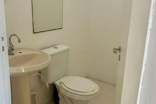 Banheiro de kitnet/studio para alugar com 1 quarto, 33m² em Cristo Redentor, Porto Alegre