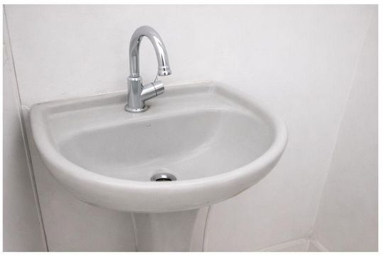 Banheiro de kitnet/studio para alugar com 1 quarto, 27m² em Cristo Redentor, Porto Alegre