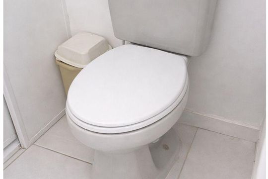 Banheiro de kitnet/studio para alugar com 1 quarto, 27m² em Cristo Redentor, Porto Alegre