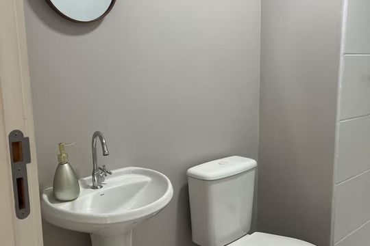 Lavabo de apartamento para alugar com 2 quartos, 61m² em Camaquã, Porto Alegre