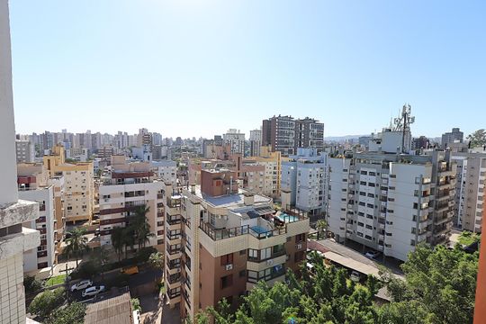 Vista da  Suíte 2 de apartamento à venda com 4 quartos, 150m² em Boa Vista, Porto Alegre