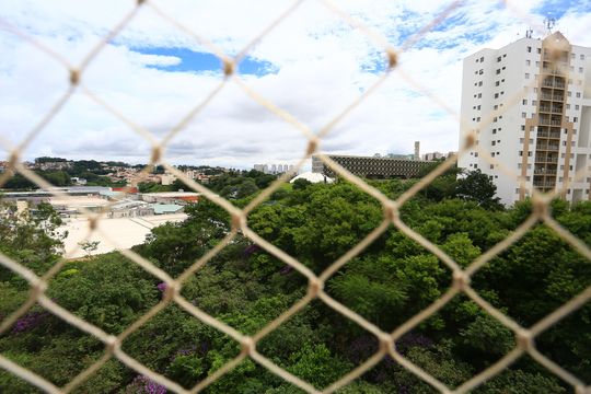 sacada vsta de apartamento para alugar com 2 quartos, 58m² em Jardim Henriqueta, Taboão da Serra