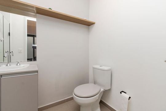 Banheiro Social de apartamento para alugar com 2 quartos, 34m² em Itaim Bibi, São Paulo
