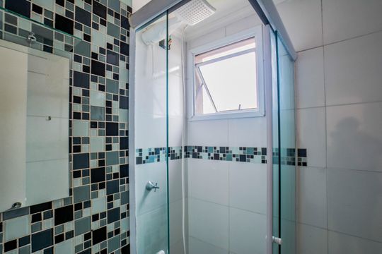 Banheiro de apartamento à venda com 2 quartos, 50m² em Parque Erasmo Assunção, Santo André