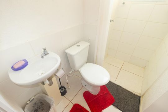 Banheiro de apartamento para alugar com 2 quartos, 41m² em Santa Cruz, Rio de Janeiro