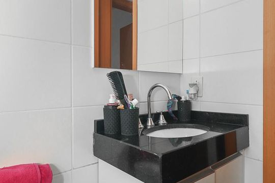 Banheiro de apartamento à venda com 2 quartos, 43m² em Morro Santana, Porto Alegre