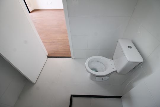 Banheiro de apartamento à venda com 1 quarto, 40m² em Parada Inglesa, São Paulo