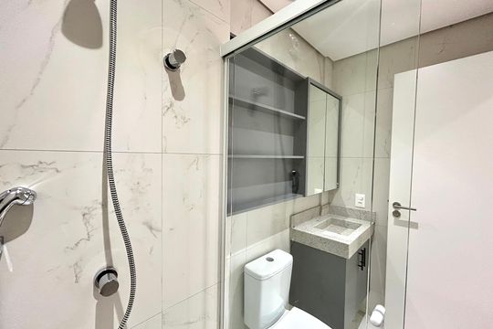 Banheiro de apartamento para alugar com 2 quartos, 61m² em Saco dos Limões, Florianópolis