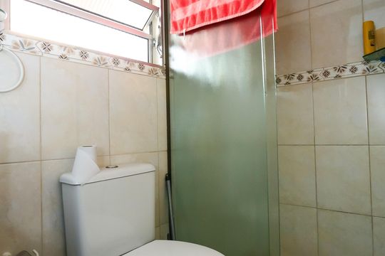 Banheiro de apartamento à venda com 2 quartos, 57m² em Parque Pinheiros, Taboão da Serra