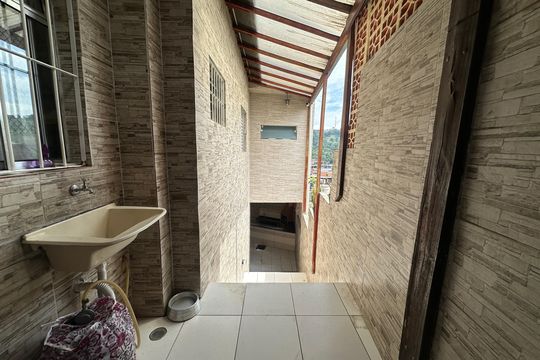 Quintal de casa à venda com 2 quartos, 210m² em São Pedro, Santana de Parnaíba