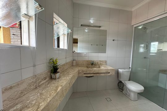Banheiro da Suíte de casa à venda com 2 quartos, 210m² em São Pedro, Santana de Parnaíba