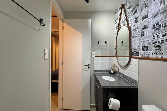Banheiro social de kitnet/studio à venda com 0 quarto, 27m² em Campo Belo, São Paulo