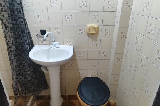 Banheiro de kitnet/studio para alugar com 1 quarto, 40m² em Curicica, Rio de Janeiro