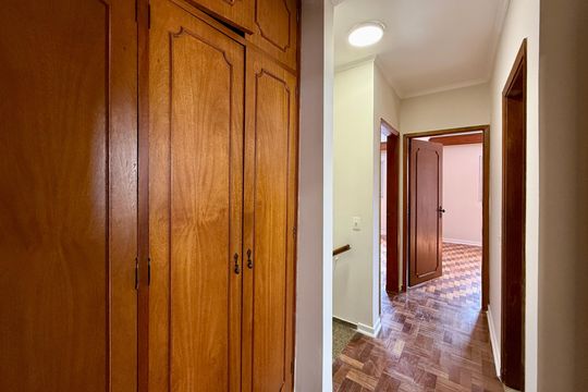 Corredor Quartos   de casa à venda com 4 quartos, 215m² em Jardim Aeroporto, São Paulo