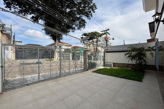 Garagem  de casa à venda com 4 quartos, 215m² em Jardim Aeroporto, São Paulo