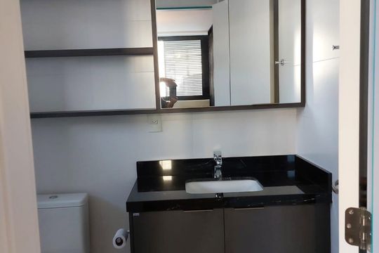Banheiro de apartamento à venda com 1 quarto, 50m² em Auxiliadora, Porto Alegre