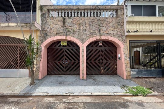 Fachada de casa à venda com 3 quartos, 180m² em Jardim das Vertentes, São Paulo