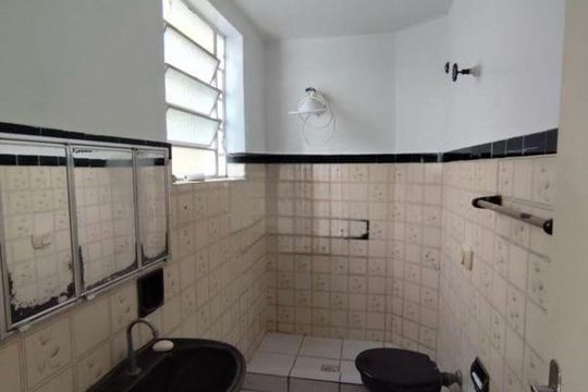 Banheiro de apartamento à venda com 1 quarto, 53m² em Rio Branco, Porto Alegre