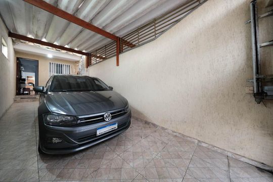 Garagem de casa à venda com 2 quartos, 100m² em Vila Uniao (zona Leste), São Paulo