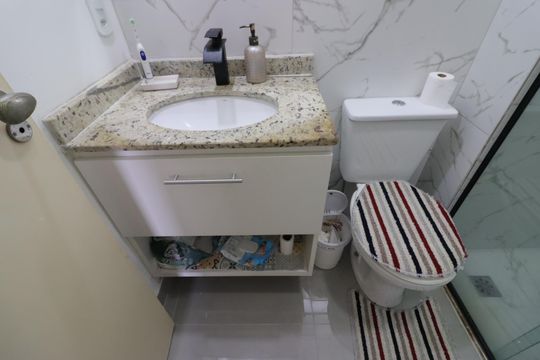 Banheiro 2 de apartamento à venda com 2 quartos, 57m² em Umuarama, Osasco