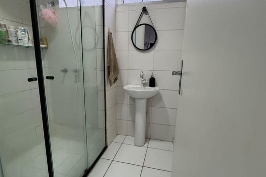 Banheiro de apartamento à venda com 2 quartos, 45m² em Parque Ipe, São Paulo