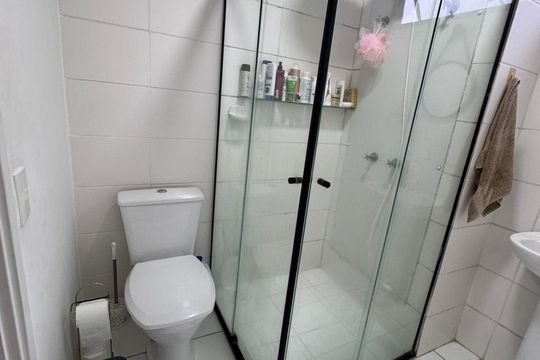 Banheiro de apartamento à venda com 2 quartos, 45m² em Parque Ipe, São Paulo