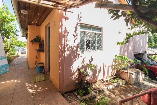 Quintal de casa à venda com 2 quartos, 70m² em Vila Nova, Porto Alegre
