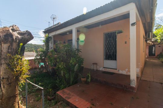 Fachada de casa à venda com 2 quartos, 70m² em Vila Nova, Porto Alegre
