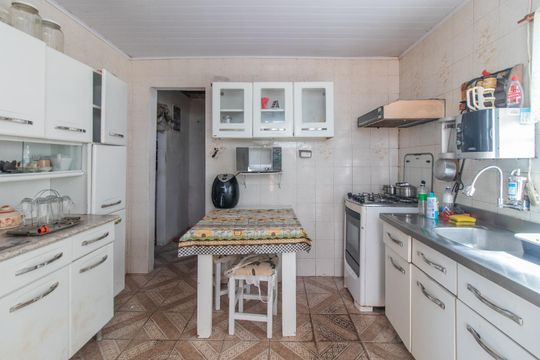 Cozinha de casa à venda com 2 quartos, 70m² em Vila Nova, Porto Alegre