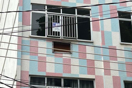 Fachada + plaquinha de apartamento à venda com 2 quartos, 55m² em Méier, Rio de Janeiro