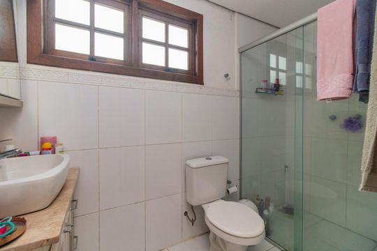Banheiro do Quarto 1 de casa à venda com 3 quartos, 181m² em Ipanema, Porto Alegre