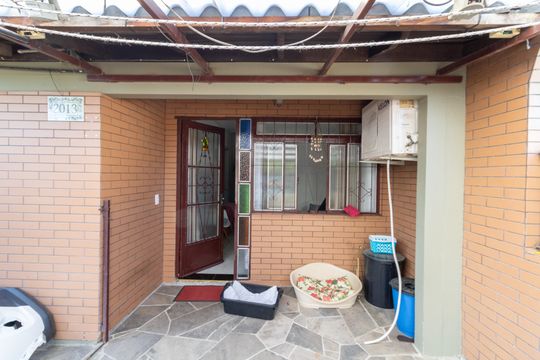 Entrada de casa à venda com 2 quartos, 150m² em Restinga, Porto Alegre