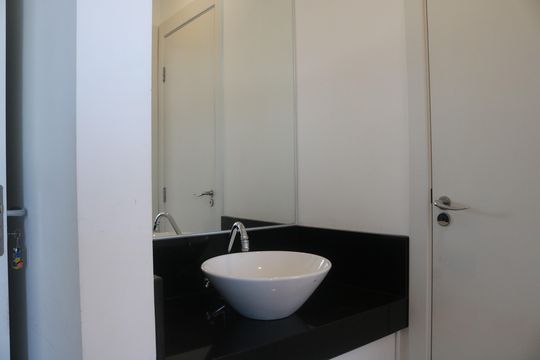 Banheiro de apartamento à venda com 1 quarto, 29m² em Barra Funda, São Paulo