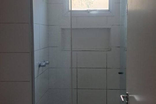 Banheiro de apartamento à venda com 2 quartos, 45m² em Vila Carmosina, São Paulo