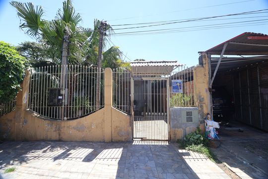 Fachada casa fundos.  de casa para alugar com 2 quartos, 175m² em Niterói, Canoas