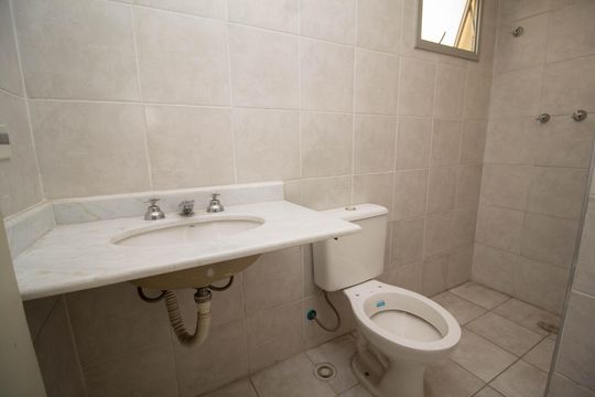 Banheiro Social de apartamento à venda com 3 quartos, 74m² em Vila Amélia, São Paulo