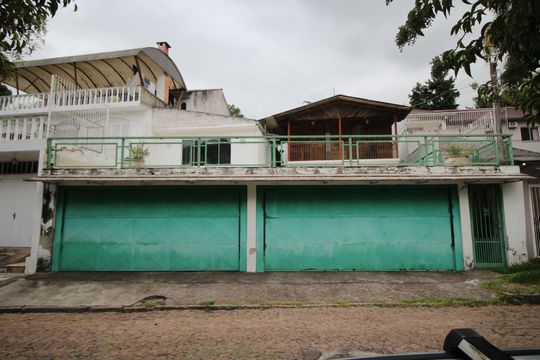 Fachada de casa à venda com 5 quartos, 156m² em Jardim Carvalho, Porto Alegre